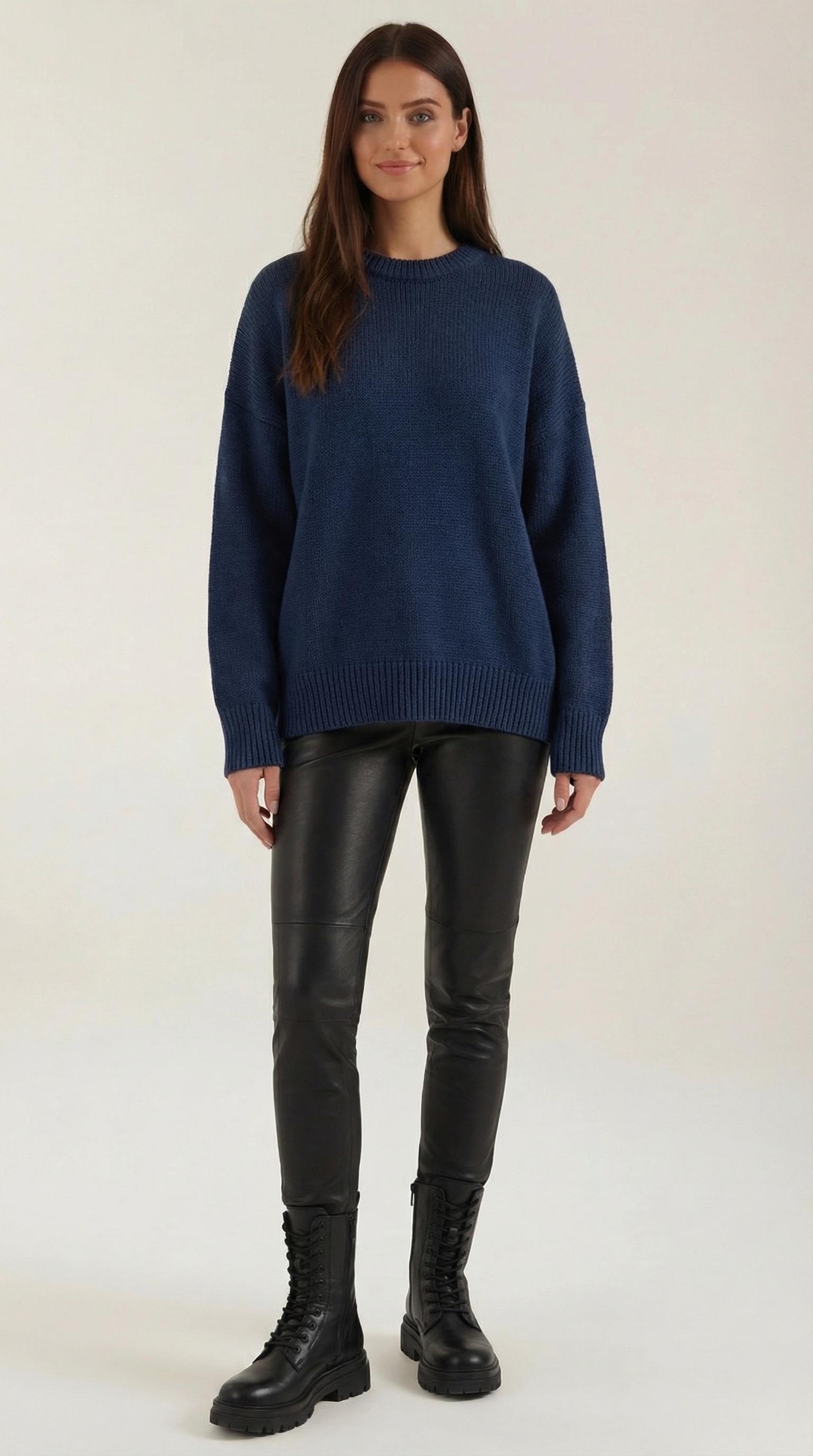 Connie Women's Crew Neck Oversized Knit Jumper with Ribbed Hem - Navy